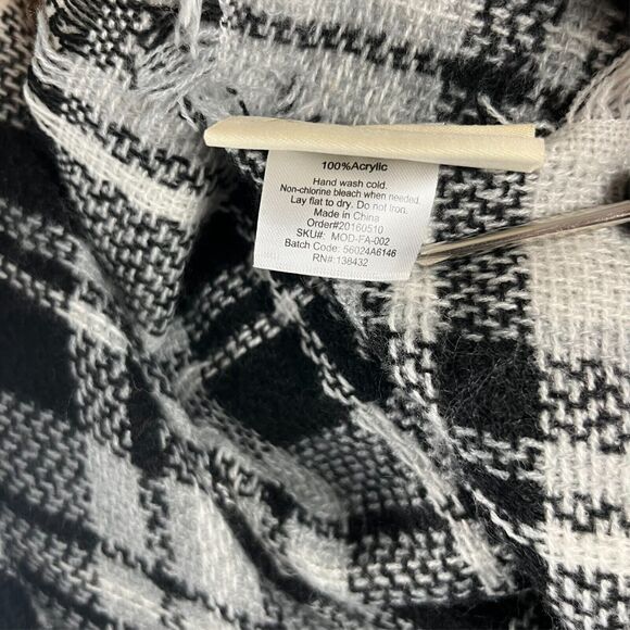 ModCloth Black White Plaid Blanket Scarf Shawl Throw Wrap Versatile Mulifunction - Picture 6 of 6